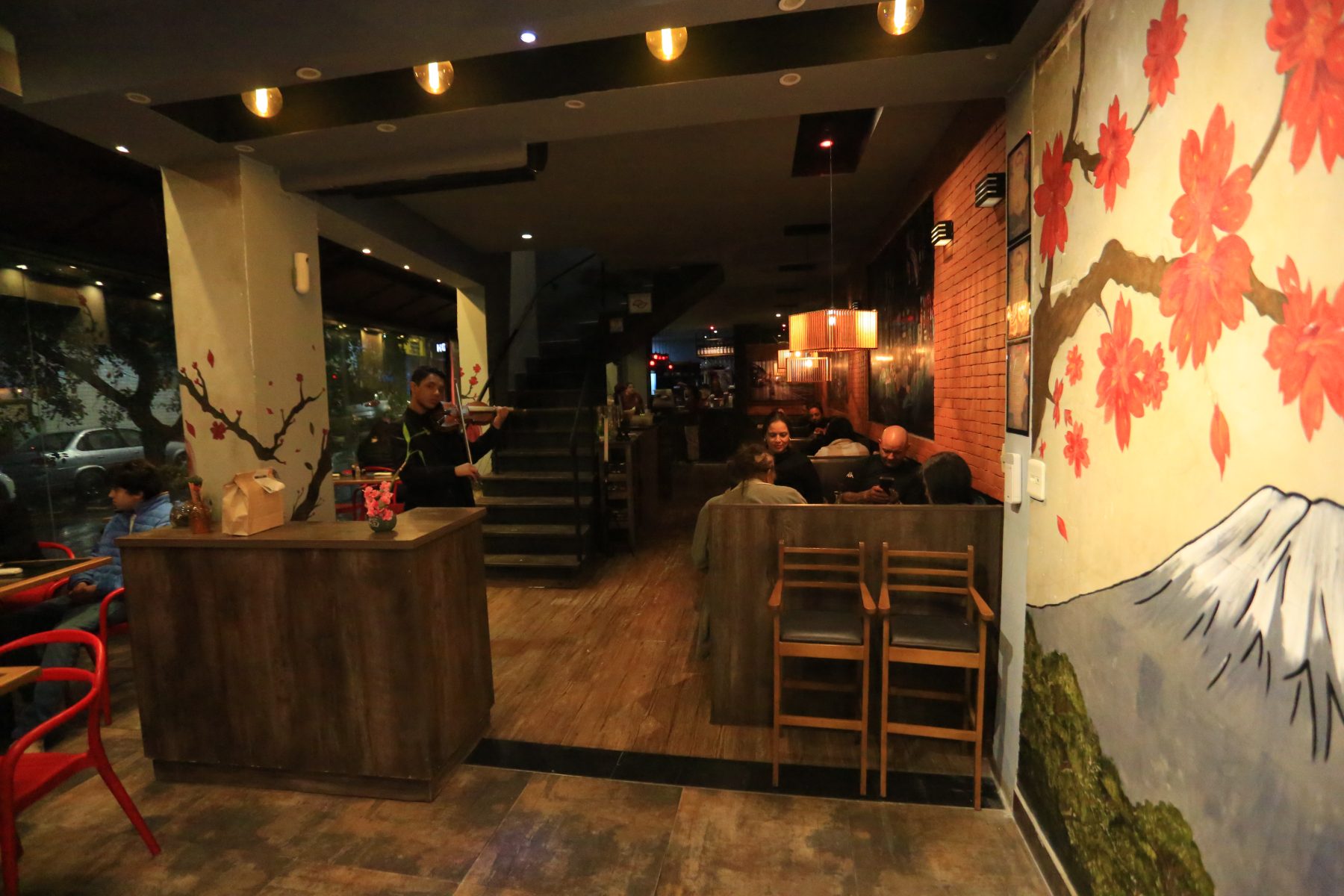 Entrada do restaurante com violinista ao vivo