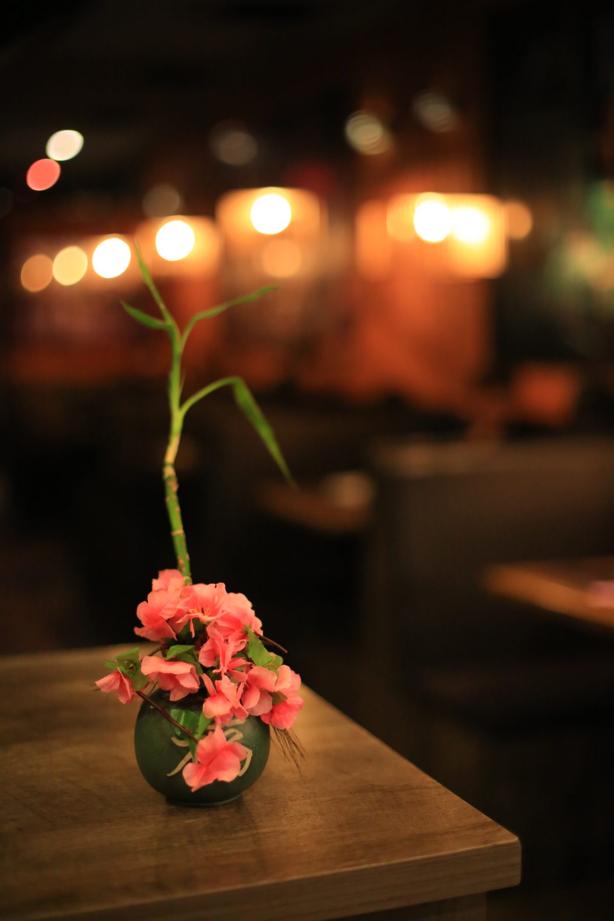 Arranjo de flores na mesa