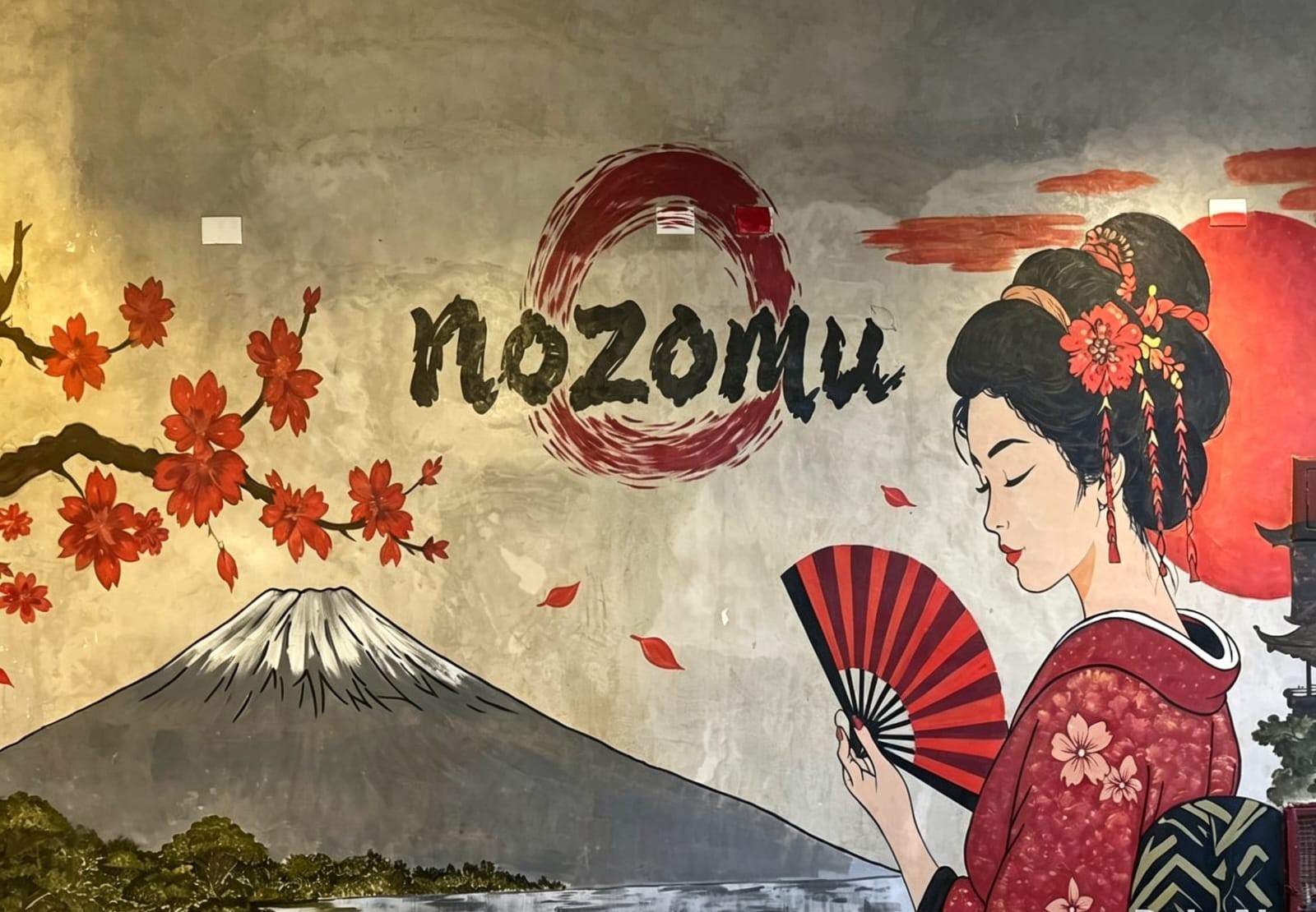 Mural pintado à mão com o monte Fuji, cerejeiras e a caligrafia Nozomu