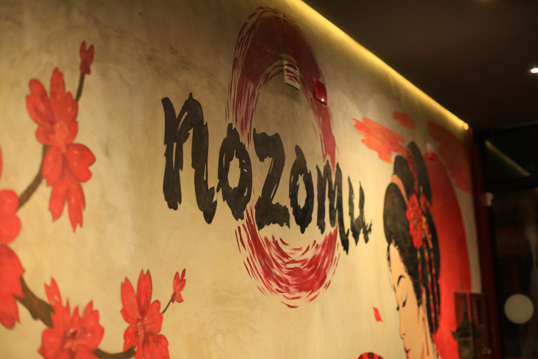 Mural com a caligrafia Nozomu