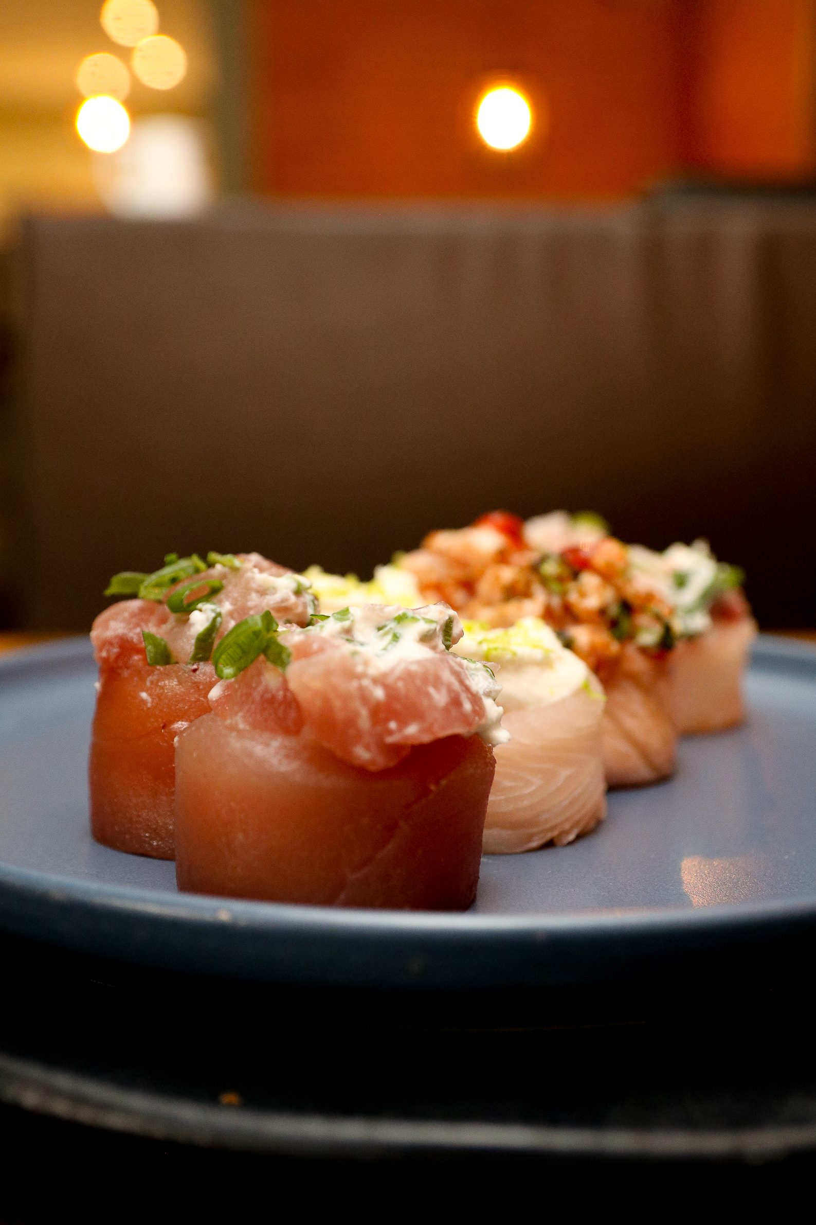 Tartar Nozomu com cream cheese e geleia de frutas vermelhas